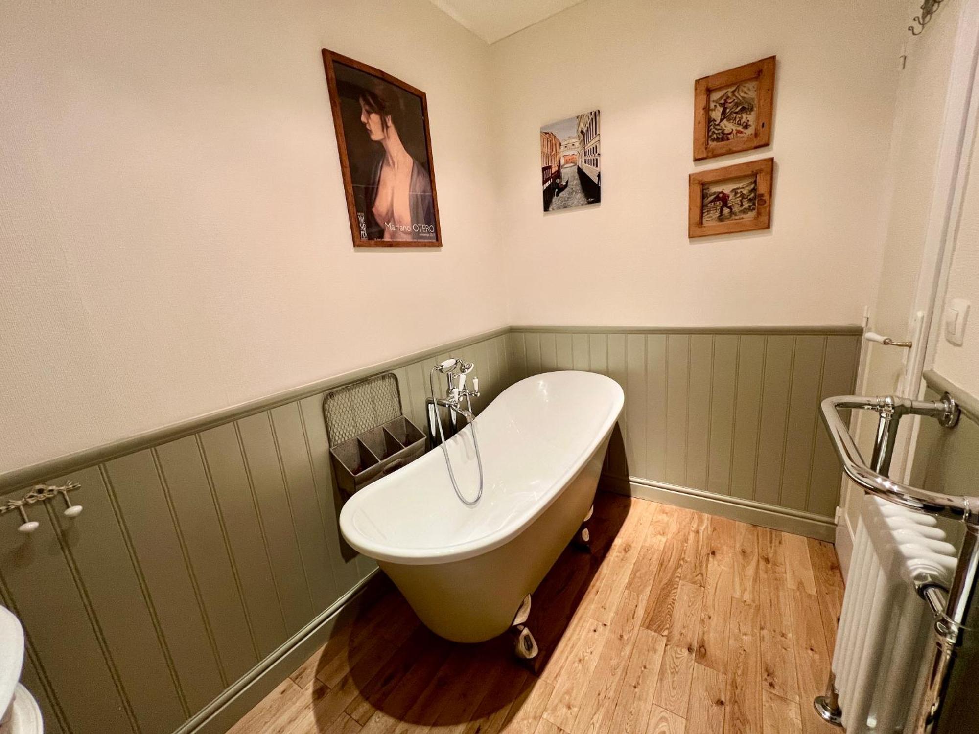 La Petite Madeleine Is A Charming 2 Bedroom Pet Friendly Situated On Port Holiday home *