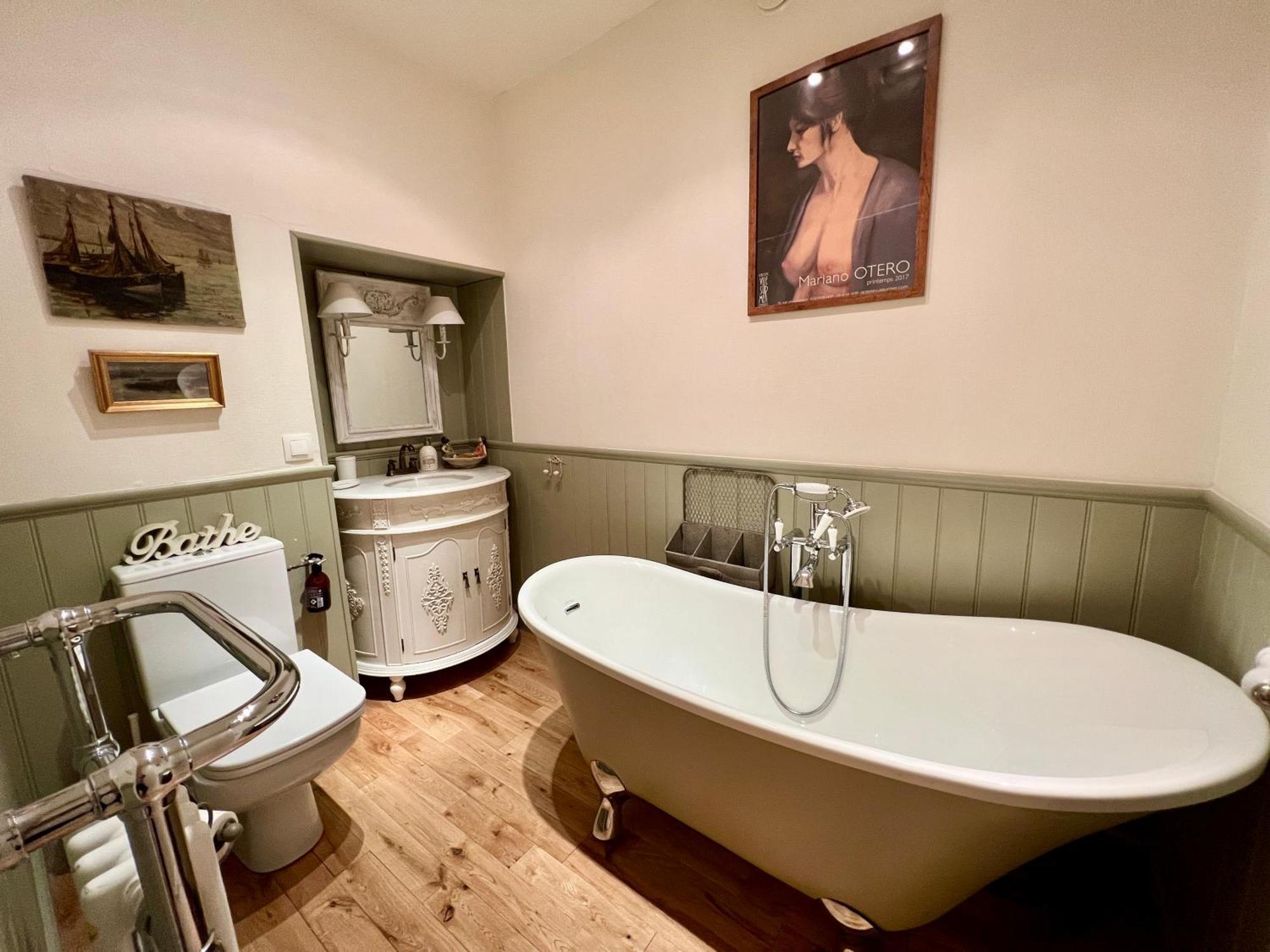La Petite Madeleine Is A Charming 2 Bedroom Pet Friendly Situated On Port * Dinan