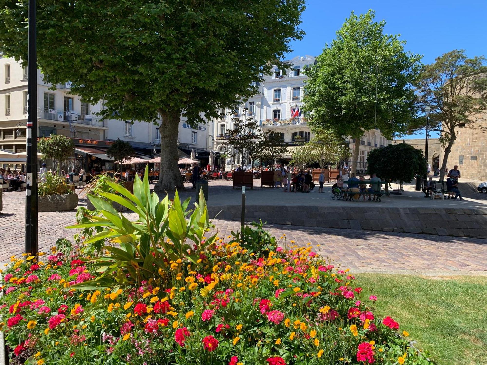 La Petite Madeleine Is A Charming 2 Bedroom Pet Friendly Situated On Port Holiday home *