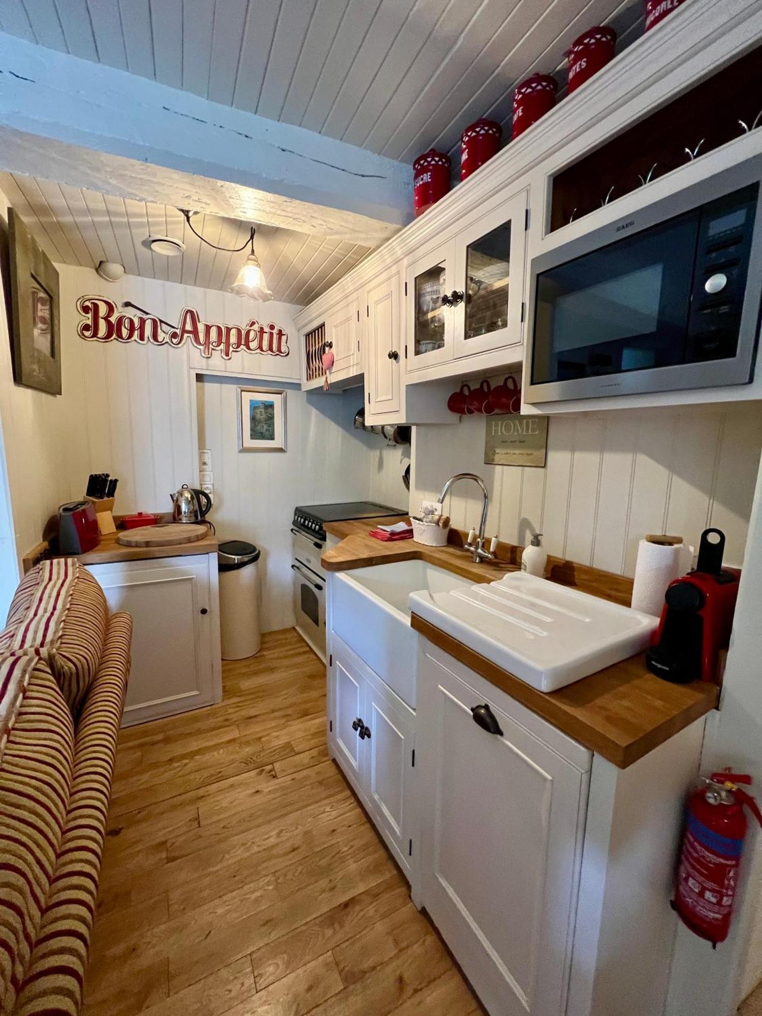 Holiday home La Petite Madeleine Is A Charming 2 Bedroom Pet Friendly Situated On Port