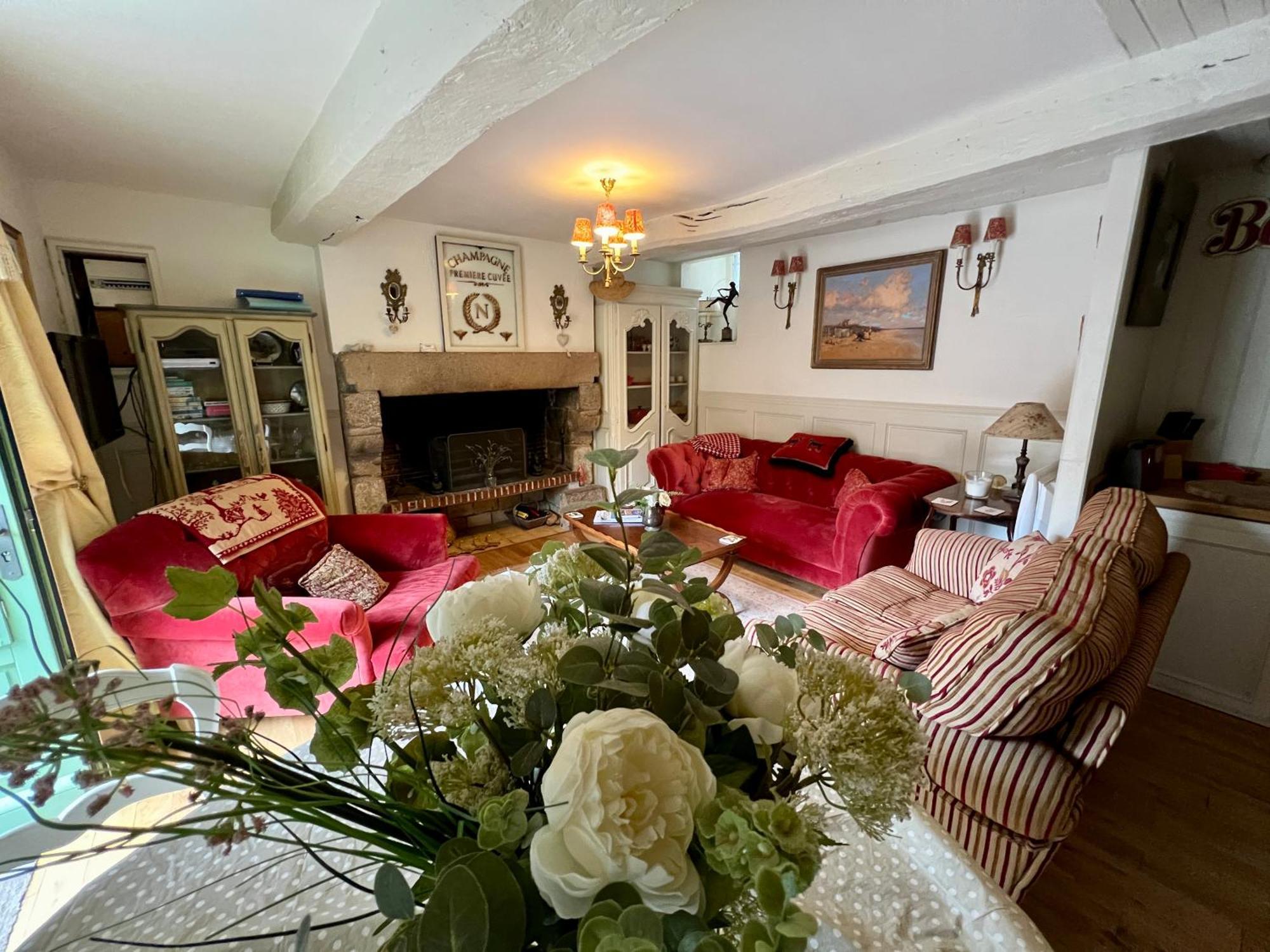 La Petite Madeleine Is A Charming 2 Bedroom Pet Friendly Situated On Port Holiday home *