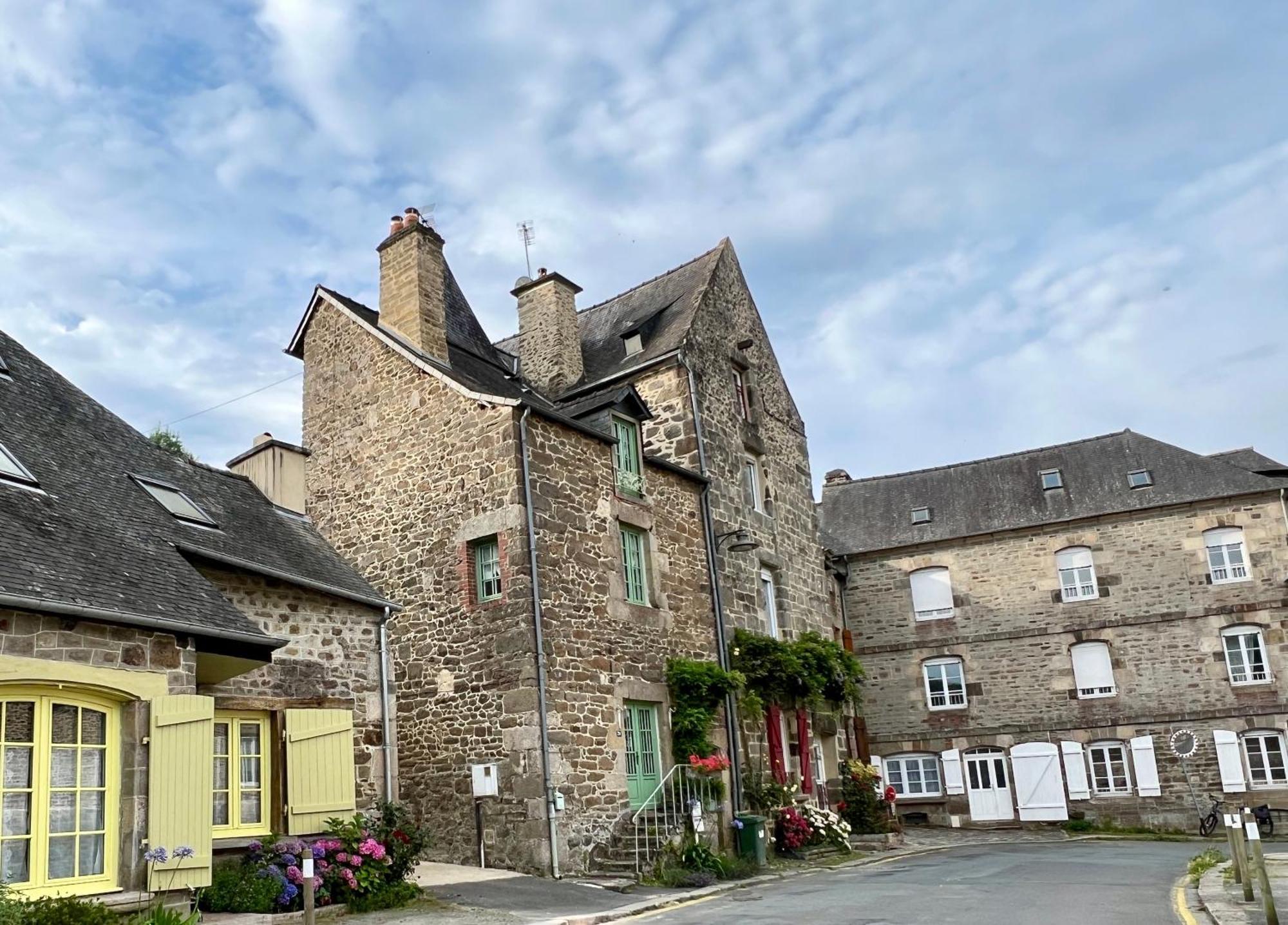 La Petite Madeleine Is A Charming 2 Bedroom Pet Friendly Situated On Port