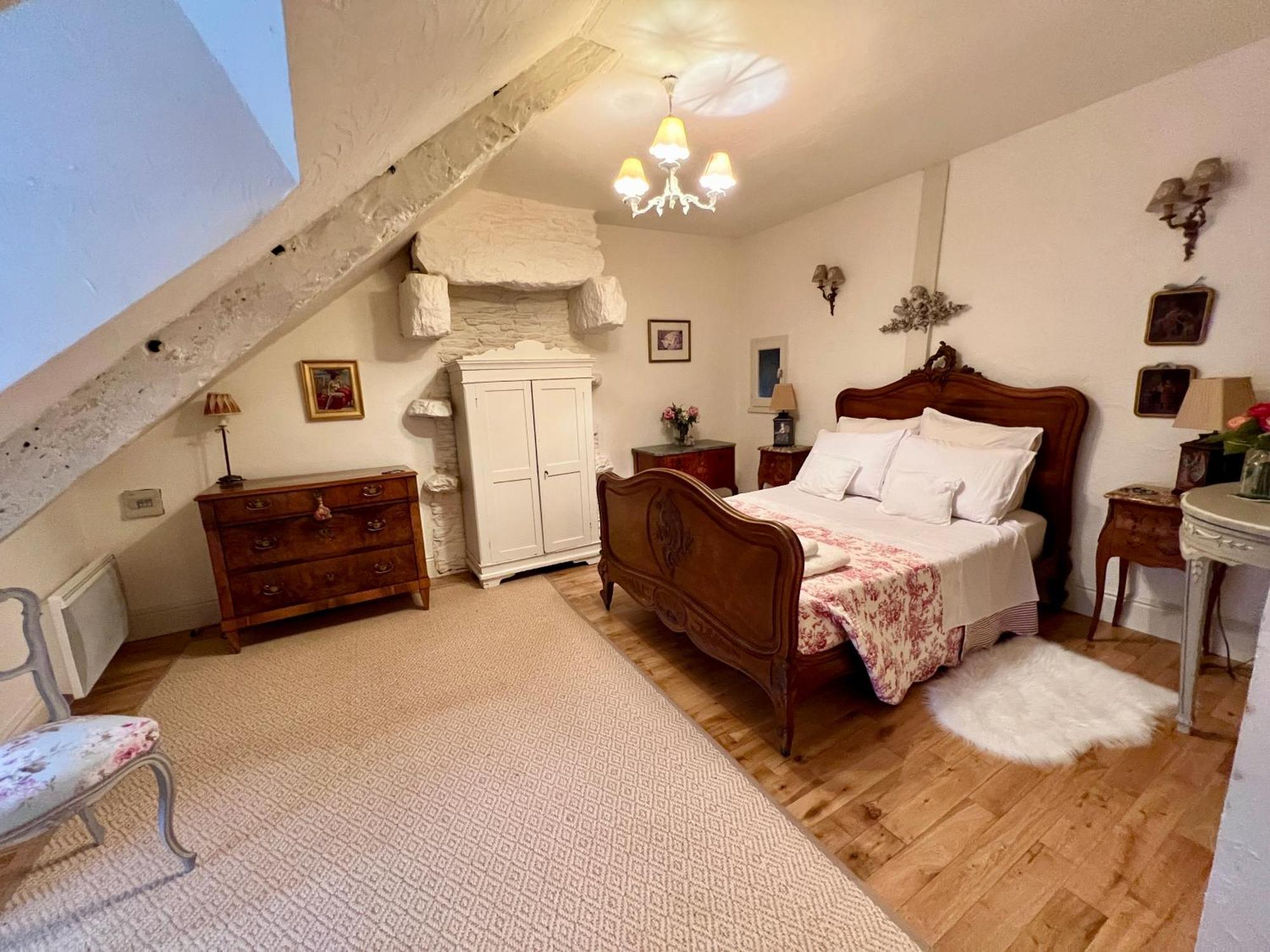 La Petite Madeleine Is A Charming 2 Bedroom Pet Friendly Situated On Port Holiday home *
